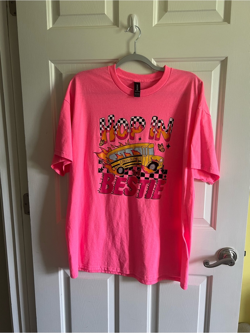 Hop In Bestie Graphic Gildan-T-Shirt - Neon Pink